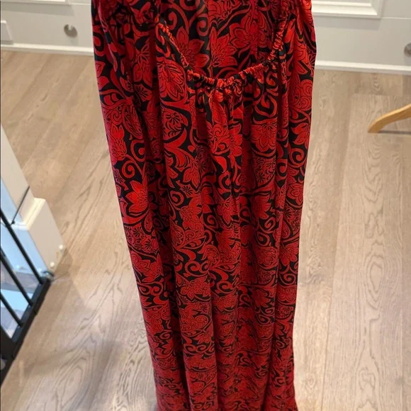 Chic Backless Red Dress with Black Pattern - Picture 5 of 5